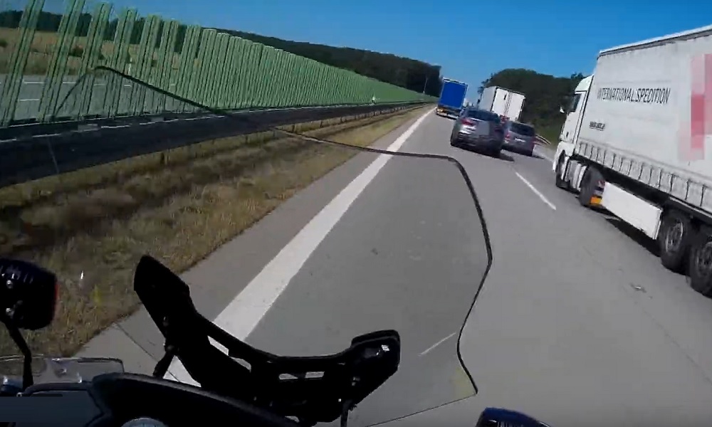 policie-na-motorce-kamiony-predjizdeni-na-dalnici-video