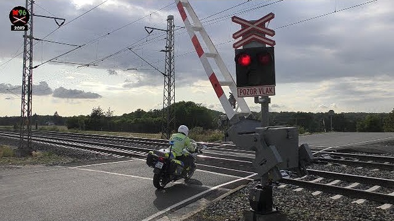 policista-motorka-video